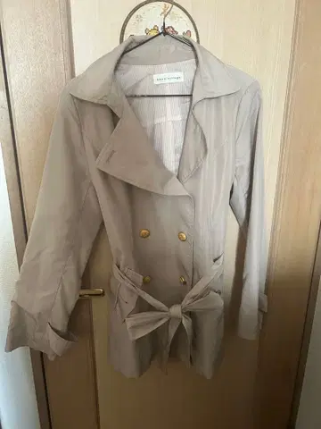 베이지 트렌치코트 knox village