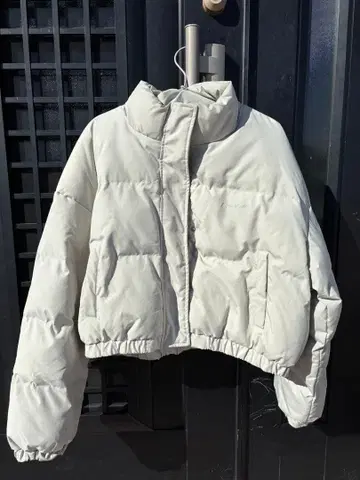 라이트 그레이 숏 기장 다운 자켓