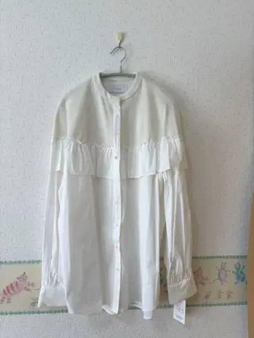 CYAN 시안 도쿄 이소재 절개 프릴 디자인 화이트 셔츠