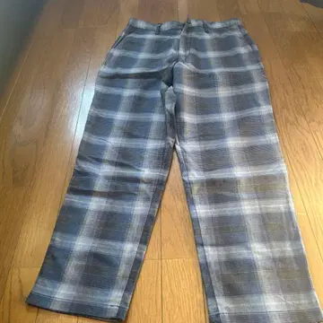 BEAMS 그레이 계열 체크 슬랙스