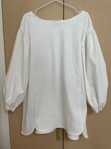 bow.a 퍼프 슬리브 상의