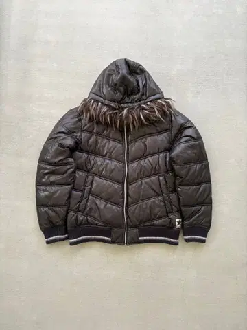 퍼가 달린 후드의 블랙 다운 자켓