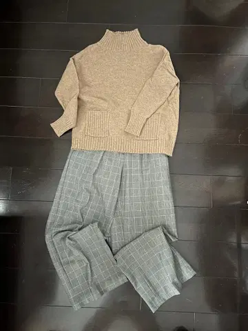 Margini e vuote 마르지니에 부오테 베이지 하이넥