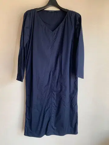 네이비 V넥 긴팔 무릎 기장 원피스