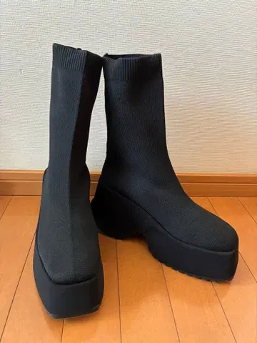 블랙 니트 통굽 부츠 무릎 아래