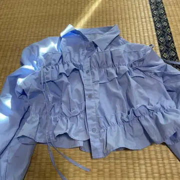 프릴 달린 옅은 파란색 크롭 셔츠