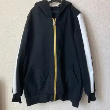 블랙과 화이트의 풀 집업 후드티