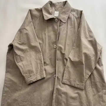 휴일과 시의 베이지 롱 코트