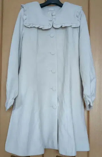 엑시즈팜 프릴 장식 화이트 롱 코트