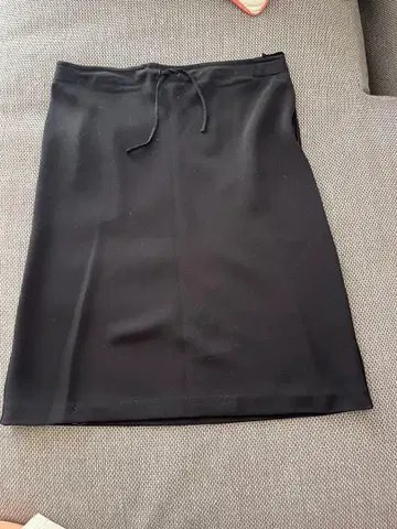 MAX&Co. 블랙 타이트 스커트 약간 플레어 있음