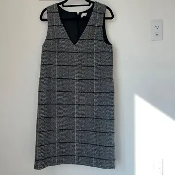 Liala x PG 슬리브리스 V넥 원피스