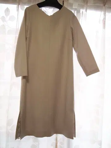 베이지 긴팔 A라인 원피스