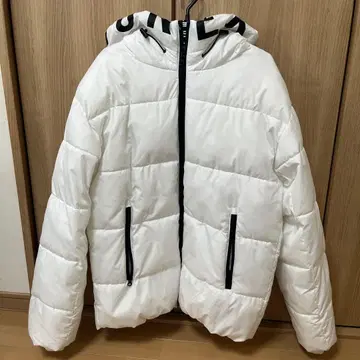 화이트 다운 자켓 후드 부착