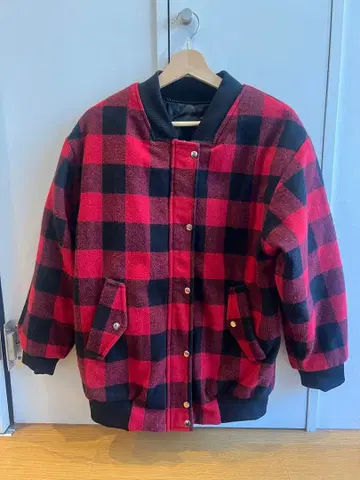 STYLENANDA의 빨간색과 블랙 체크 무늬 자켓, 등에는 하트 무늬