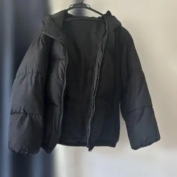 블랙 후드 부착 다운 자켓