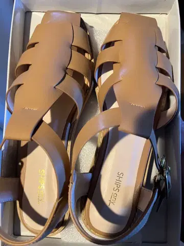 SHIPS 베이지 샌들