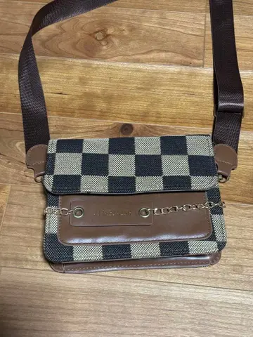 체크 무늬 숄더백