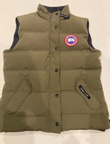 새상품급 CANADA GOOSE 다운 베스트 올리브 사이즈 S