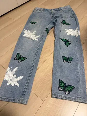 나비와 꽃 자수의 라이트 블루 데님 팬츠