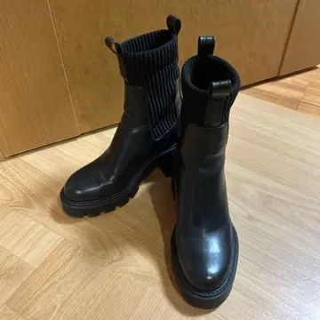 ZARA 힐 트랙 밑창 포함 삭스 스타일 앵클부츠 통굽