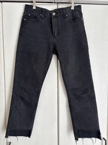 AZUL BY MOUSSY 블랙 스트레이트 데님 컷오프