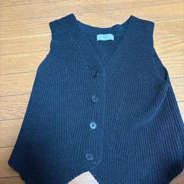 다크 그레이 니트 베스트 버튼 포함