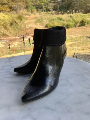 블랙 포인트 토 부츠