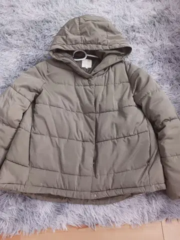 카키색 후드 부착 다운 자켓