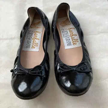 파르팔레(farfalle) 블랙 에나멜 플랫슈즈 개더