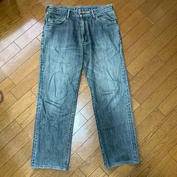 스트레이트 데님 옅은 블루 페이드 가공