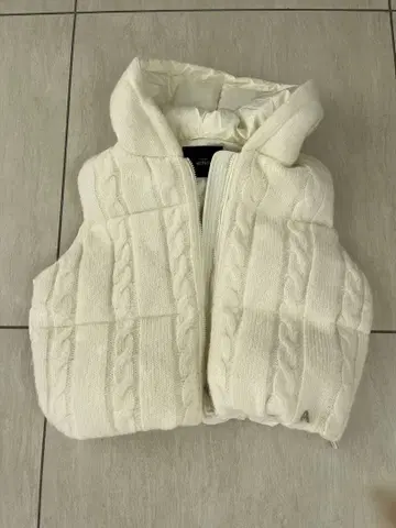 화이트 케이블 짜임 나일론 콤비 다운 베스트 화이트 복슬복슬