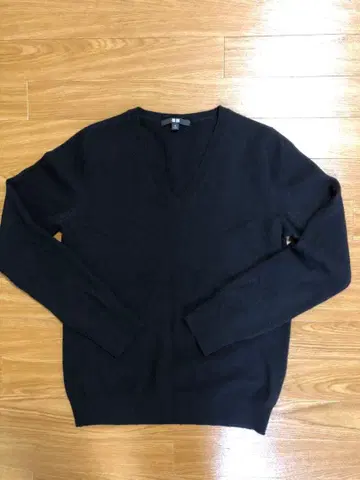 유니클로 캐시미어 100% V넥 니트 블랙 M