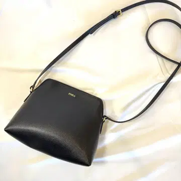 새상품급 훌라 가죽 숄더백 보엠 로고 금장 장식 사선 블랙