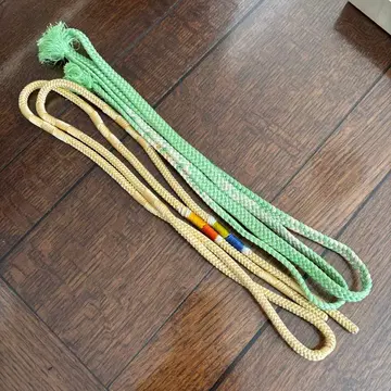 그린 컬러와 베이지 허리띠