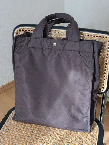 매킨토시 런던의 앤드류 타프타 토트백