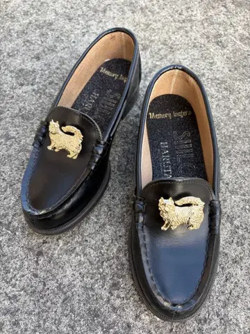 고양이 모티브 블랙 가죽 로퍼