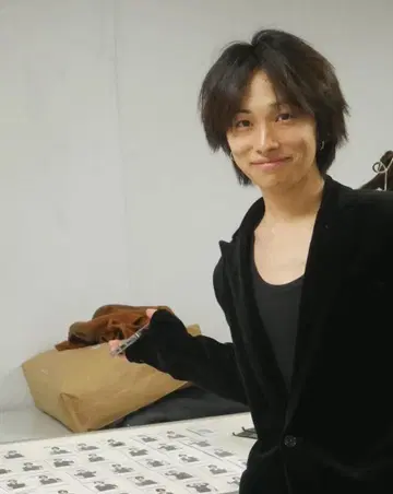 아오바 군 착용 벨로아 테일러드 자켓