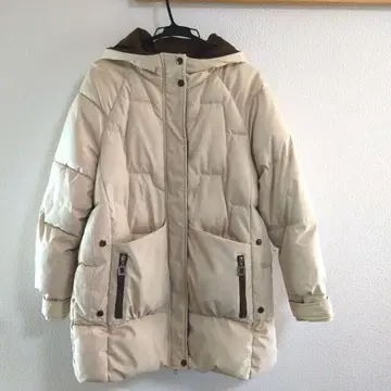 후드 부착 크림색 패딩 자켓