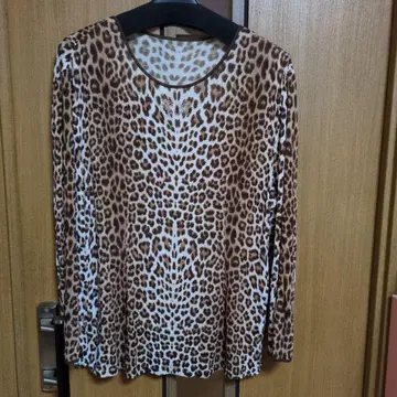 레오파드 무늬 긴팔 T셔츠 비쥬 포함