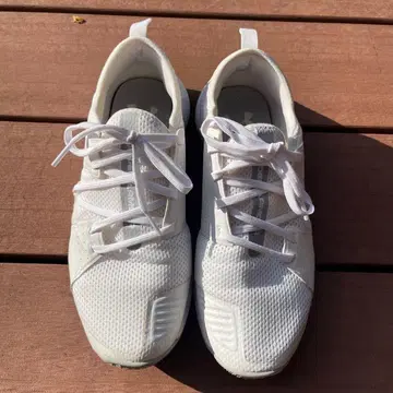 언더 아머 화이트 트레이닝 스니커즈