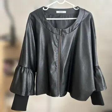 프릴 소매 블랙 합성 피혁 점퍼