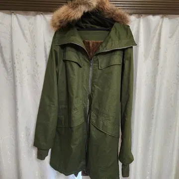 올리브 그린 퍼 달린 모즈 코트