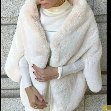 [새상품] JENNE 리치 볼륨 퍼 케이프 아이보리