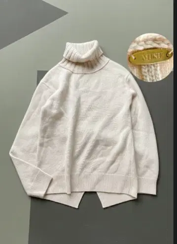 새상품급 뮤즈 두지엠 클라세 JADE 터틀넥 풀오버