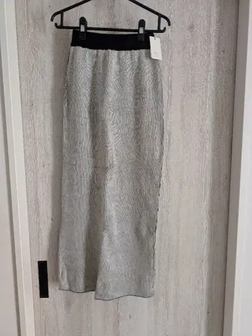 화이트와 블랙의 스트라이프 타이트 스커트