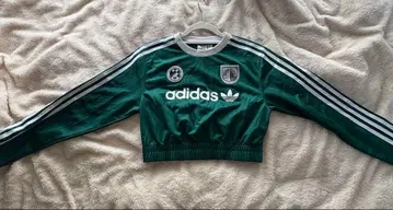 adidas 그린 컬러 크롭 저지