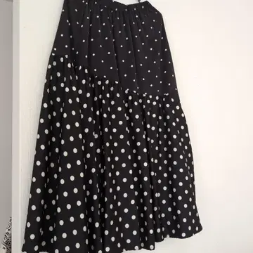 블랙과 화이트 도트 플레어 스커트