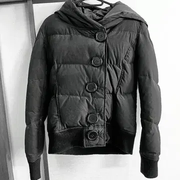 후드 부착 블랙 다운 자켓 AZUL