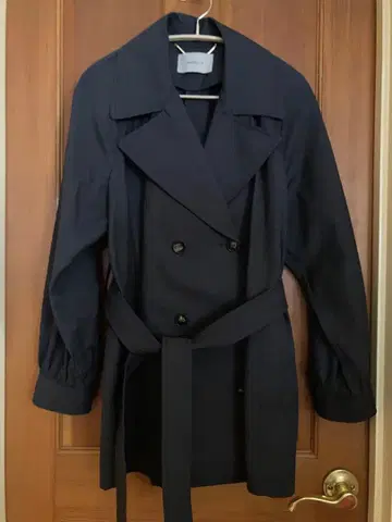네이비 더블 브레스트 트렌치코트