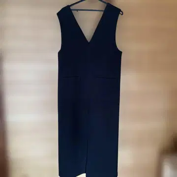 뷰티 앤 유스 블랙 V넥 점퍼 스커트